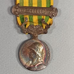 FRANCE MEDAILLE DE L'EXPEDITION DE CHINE AVEC SA BARRETTE CHINE 1900 1901 MEDAILLE EN ARGENT 55 JOURS DE PEKIN