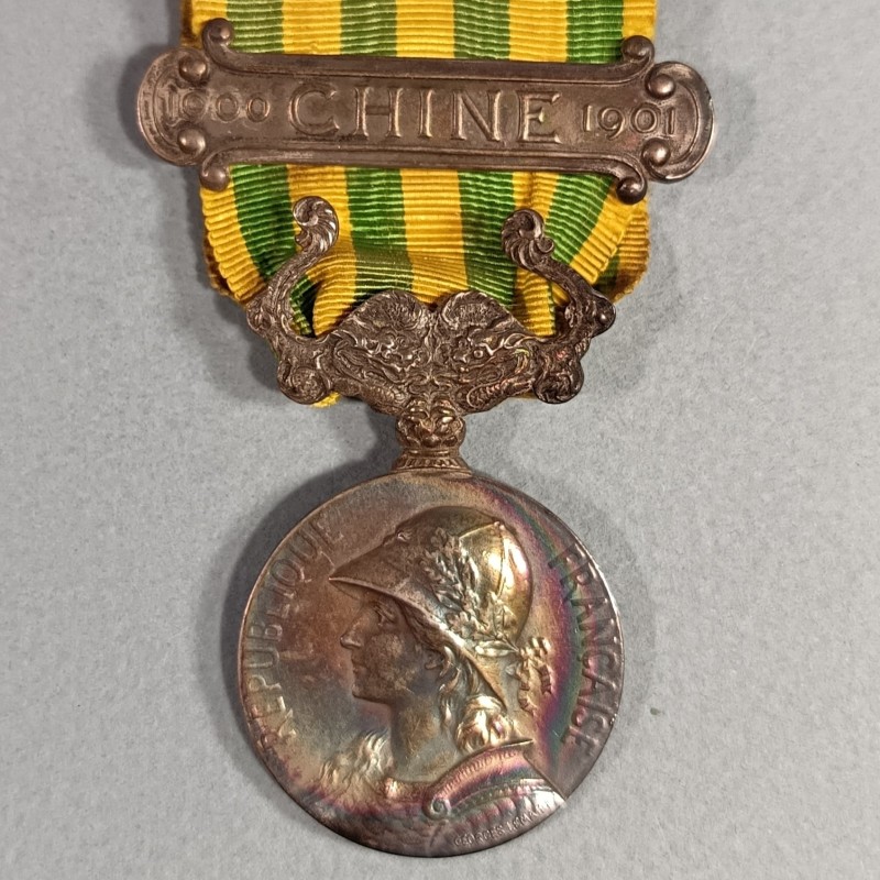 FRANCE MEDAILLE DE L'EXPEDITION DE CHINE AVEC SA BARRETTE CHINE 1900 1901 MEDAILLE EN ARGENT 55 JOURS DE PEKIN