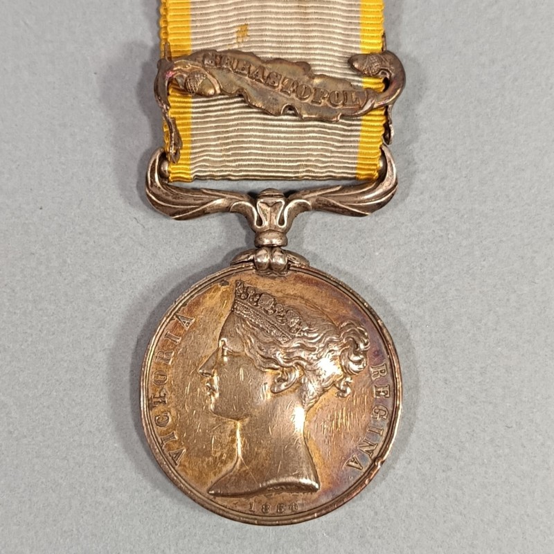 MEDAILLE DE L'EXPEDITION DE CRIMEE MEDAILLE EN ARGENT FABRICATION ANGLAISE AVEC SA BARRETTE SEBASTOPOL SECOND EMPIRE