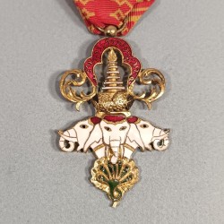LAOS MEDAILLE DE CHEVALIER DE L'ORDRE ROYAL DU MILLION D'HELEPHANTS ET DU PARASSOLE BLANC FABRICATION ANCIENNE ORDRE COLONIAL