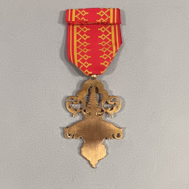 LAOS MEDAILLE DE CHEVALIER DE L'ORDRE ROYAL DU MILLION D'HELEPHANTS ET DU PARASSOLE BLANC FABRICATION ANCIENNE ORDRE COLONIAL