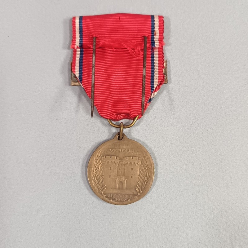 FRANCE MEDAILLE DE LA BATAILLE DE VERDUN ON NE PASSE PAS 21 FEVRIER 1916 PAR VERNIER AVEC BARRETTE VERDUN