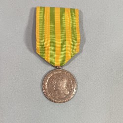 MEDAILLE CAMPAGNE DU TONKIN CHINE ANNAM EN 1883 - 1885 MODELE MER OU TROUPES DE MARINE 7 BATAILLES BELIERE OLIVE