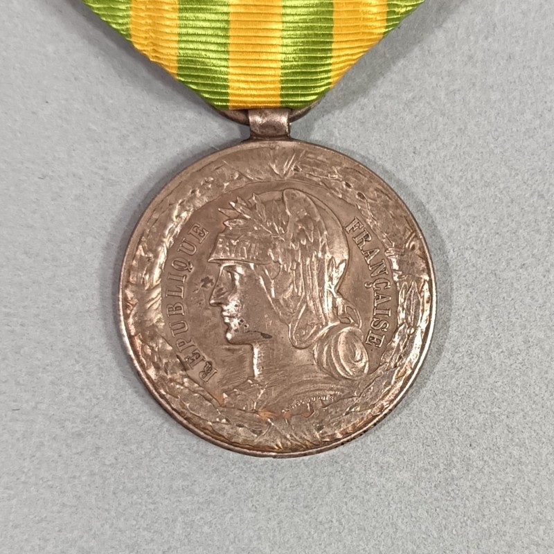MEDAILLE CAMPAGNE DU TONKIN CHINE ANNAM EN 1883 - 1885 MODELE MER OU TROUPES DE MARINE 7 BATAILLES BELIERE OLIVE