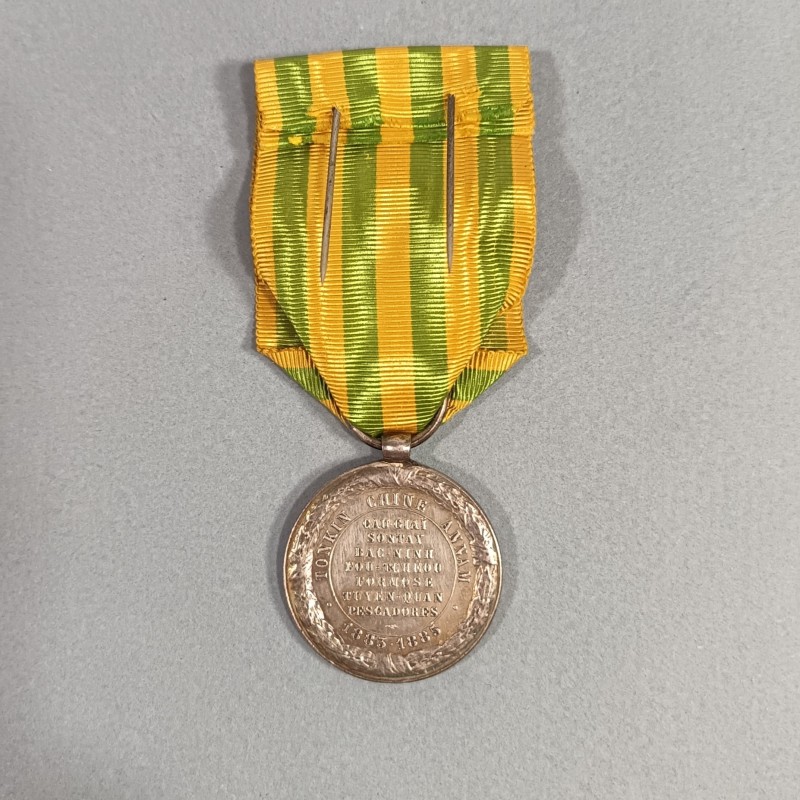 MEDAILLE CAMPAGNE DU TONKIN CHINE ANNAM EN 1883 - 1885 MODELE MER OU TROUPES DE MARINE 7 BATAILLES BELIERE OLIVE