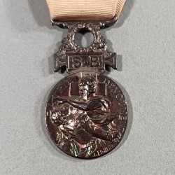 MEDAILLE DE LA CROIX ROUGE FRANCAISE SSBM SOCIETE DE SECOURS AUX BLESSES MILITAIRE 1864-1866 ATTRIBUEE INFIMIERE