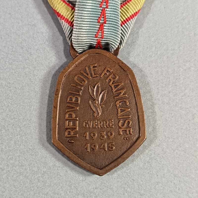 MEDAILLE COMMEMO GUERRE 39-45 ARMEE DE LIBERATION AVEC BARRETTES NORVEGE MEDITERRANEE ITALIE MANCHE ENGAGE VOLONTAIRE