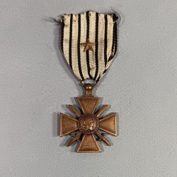 CROIX DE GUERRE DATEE AU DOS 1939-1940 RUBAN DE VICHY AVEC UNE ETOILE POUR UNE CITATION A L'ORDRE DU REGIMENT CAMPAGNE 1939-40
