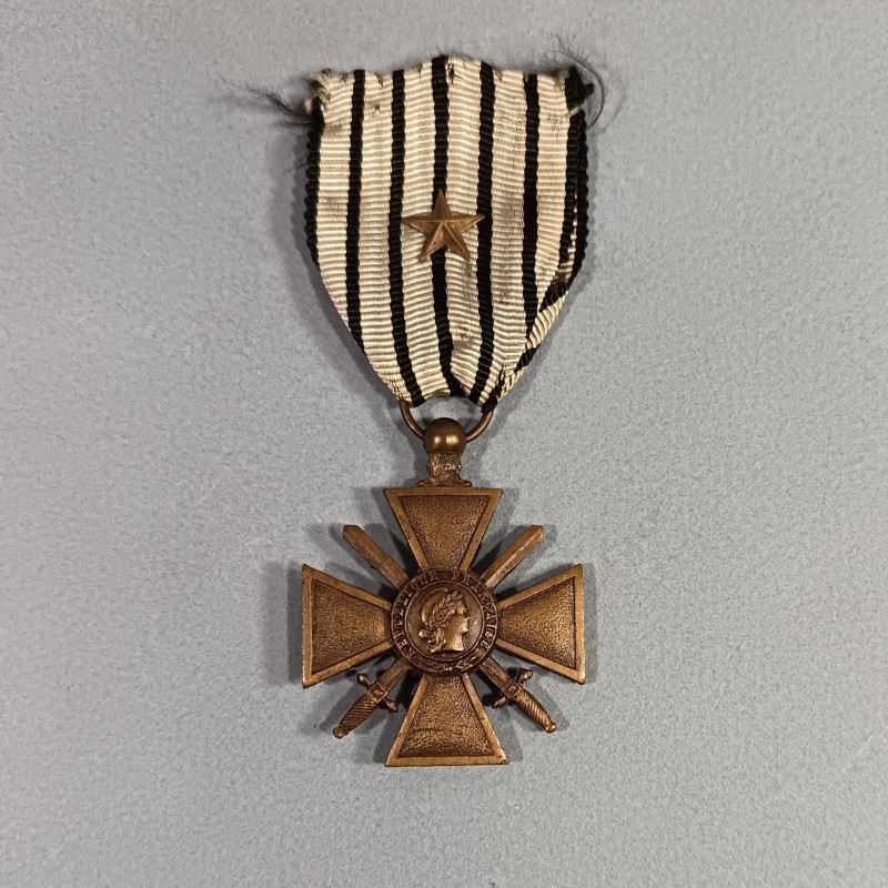 CROIX DE GUERRE DATEE AU DOS 1939-1940 RUBAN DE VICHY AVEC UNE ETOILE POUR UNE CITATION A L'ORDRE DU REGIMENT CAMPAGNE 1939-40