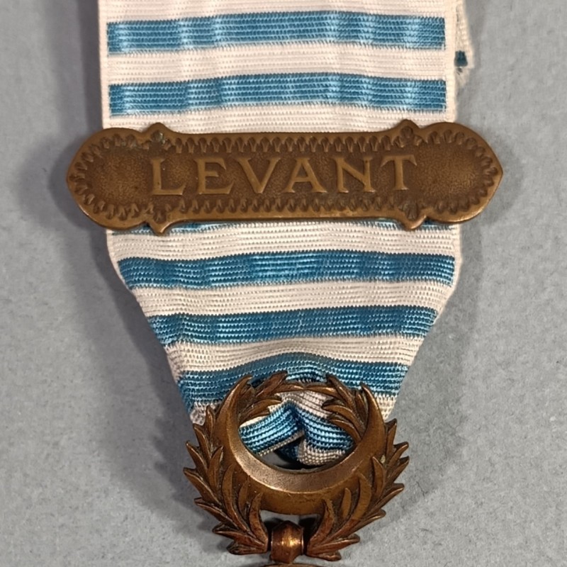 FRANCE MEDAILLE DU LEVANT SYRIE CILICIE AVEC BERRETTE LEVANT RUBAN TISSAGE ANGLAIS
