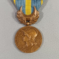 FRANCE MEDAILLE COMMEMORATIVE DES OPERATION DU MOYEN ORIENT 1956 AVEC BARRETTE MOYEN ORIENT CANAL DE SUEZ