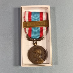 MEDAILLE COMMEMORATIVE D'AFRIQUE DU NORD AVEC BARRETTE ALGERIE PREMIER MODELE OCTOBRE 1956 A JANVIER 1958