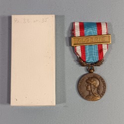 MEDAILLE COMMEMORATIVE D'AFRIQUE DU NORD AVEC BARRETTE ALGERIE PREMIER MODELE OCTOBRE 1956 A JANVIER 1958