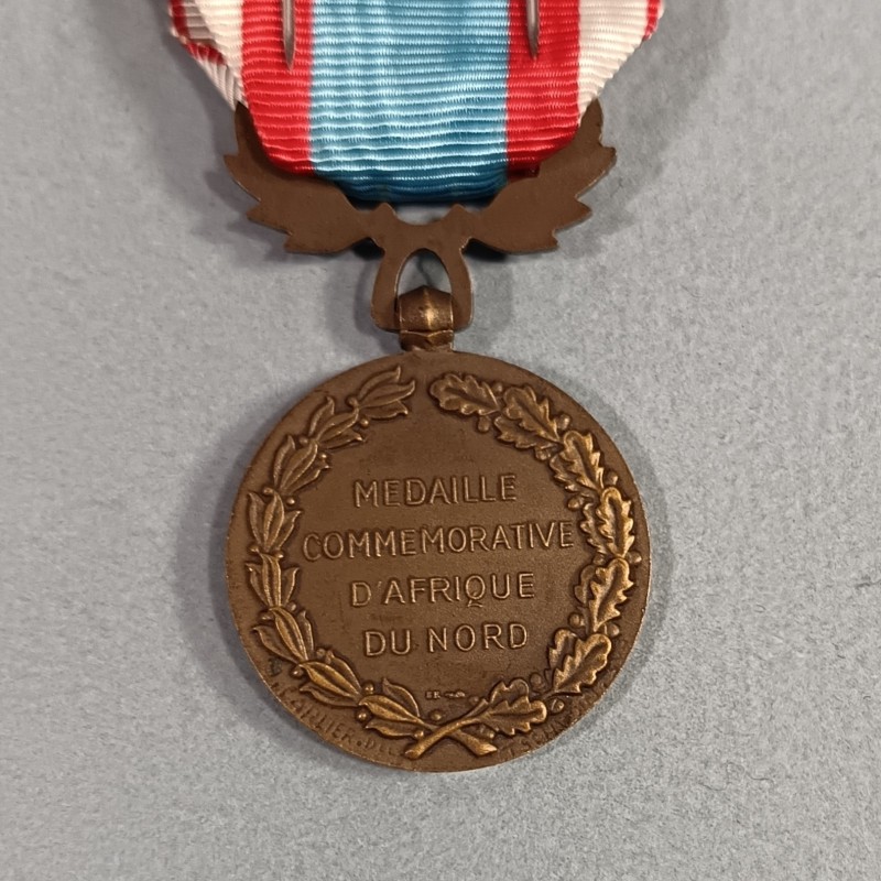 MEDAILLE COMMEMORATIVE D'AFRIQUE DU NORD AVEC BARRETTE ALGERIE PREMIER MODELE OCTOBRE 1956 A JANVIER 1958