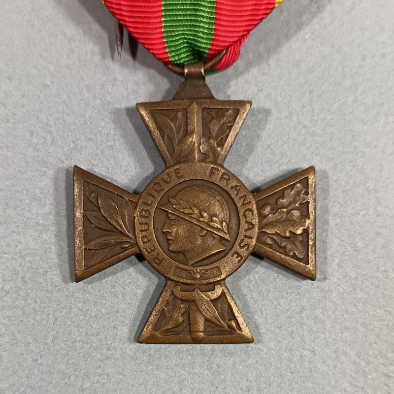 FRANCE MEDAILLE OU CROIX DES COMBATTANTS VOLONTAIRES DE LA GUERRE 1939-1945 CROIX GRAND MODULE