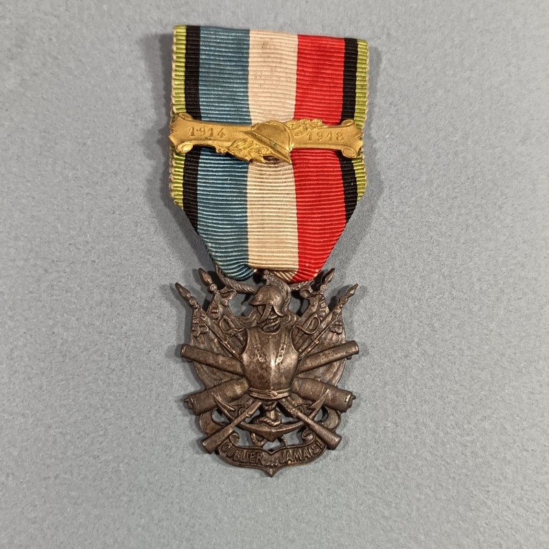 MEDAILLES ANCIEN COMBATTANT GUERRE DE 1870 1871 OUBLIER JAMAIS AVEC BARRETTE DOREE 1914 - 1918 ET UN PETIT CASQUE ADRIAN