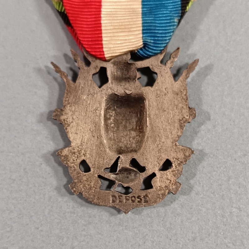 MEDAILLES ANCIEN COMBATTANT GUERRE DE 1870 1871 OUBLIER JAMAIS AVEC BARRETTE DOREE 1914 - 1918 ET UN PETIT CASQUE ADRIAN