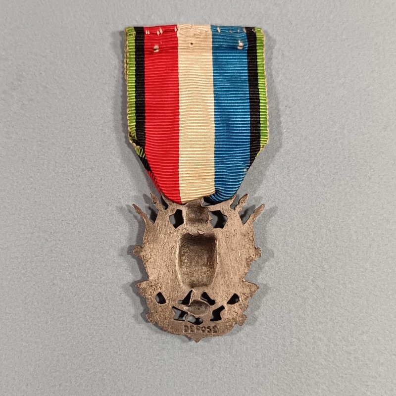 MEDAILLES ANCIEN COMBATTANT GUERRE DE 1870 1871 OUBLIER JAMAIS AVEC BARRETTE DOREE 1914 - 1918 ET UN PETIT CASQUE ADRIAN