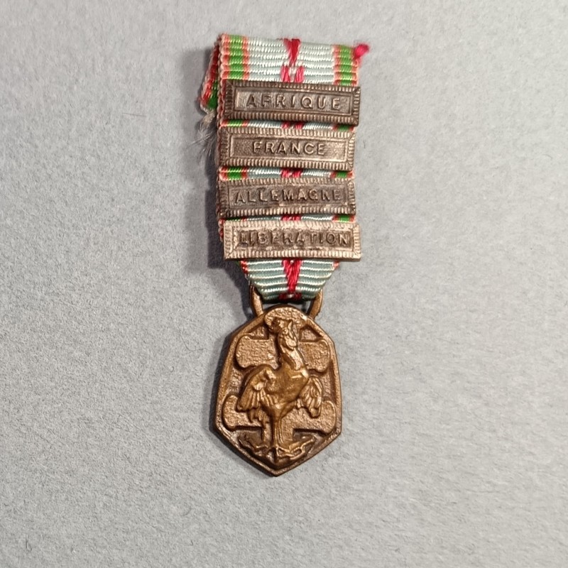 REDUCTION DE LA MEDAILLE COMMEMORATIVE GUERRE 1939-1945 ARMEE DE LIBERATION AVEC 4 BARRETTES AFRIQUE FRANCE ALLEMAGNE LIBERATION