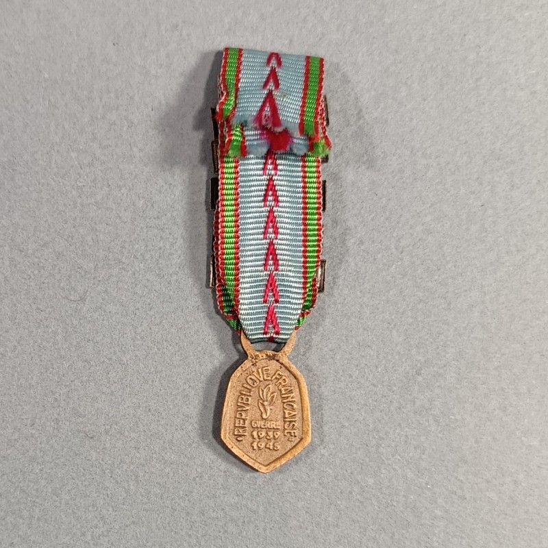 REDUCTION DE LA MEDAILLE COMMEMORATIVE GUERRE 1939-1945 BARRETTES ALLEMAGNE FRANCE LIBERATION TUNISIE AFRIQUE