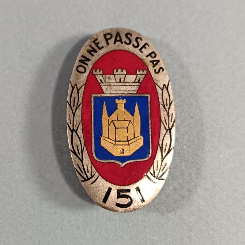 INSIGNE MILITAIRE 151 ème RI REGIMENT D'INFANTERIE FABRICATION 1940 1950 ARTHUS BERTRAND PARIS DEPOSE