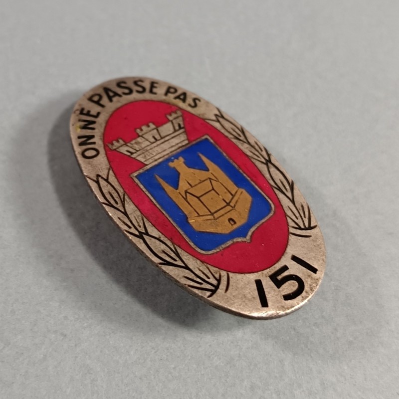 INSIGNE MILITAIRE 151 ème RI REGIMENT D'INFANTERIE FABRICATION 1940 1950 ARTHUS BERTRAND PARIS DEPOSE