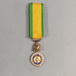 REDUCTION DE LA MEDAILLE MILITAIRE 4 ème OU 5 ème REPUBLIQUE VALEUR ET DISCIPLINE EN ARGENT POINCONNEE