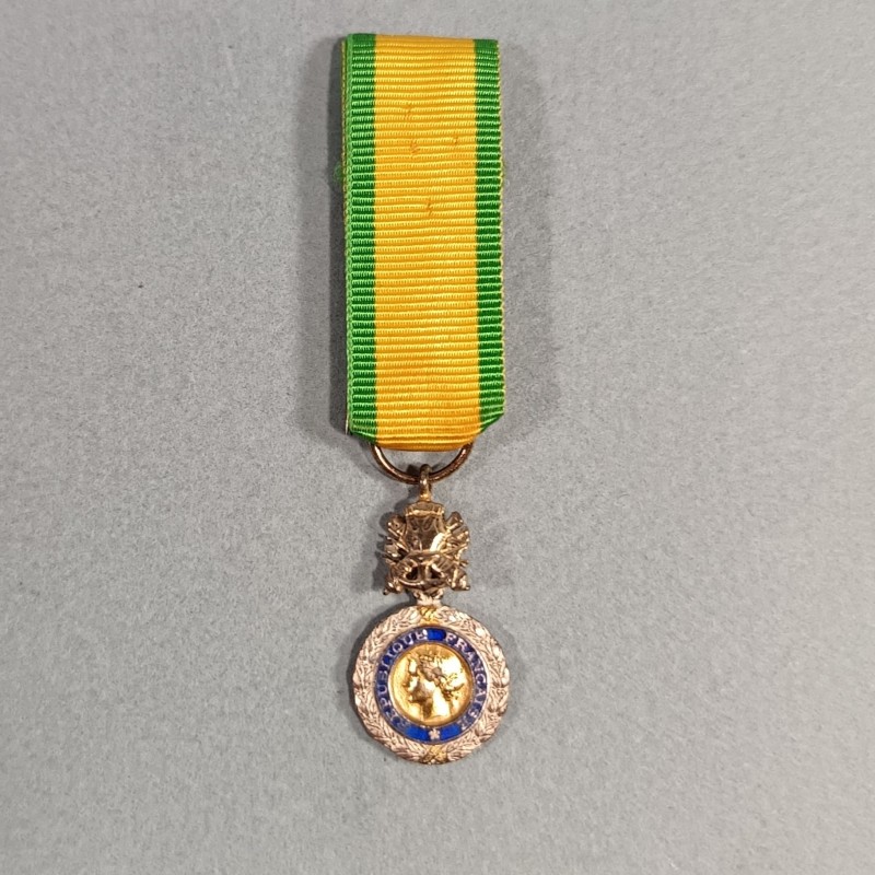 REDUCTION DE LA MEDAILLE MILITAIRE 4 ème OU 5 ème REPUBLIQUE VALEUR ET DISCIPLINE EN ARGENT POINCONNEE