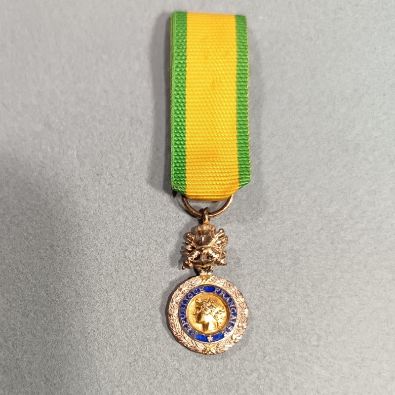 REDUCTION DE LA MEDAILLE MILITAIRE 4 ème OU 5 ème REPUBLIQUE VALEUR ET DISCIPLINE EN ARGENT POINCONNEE