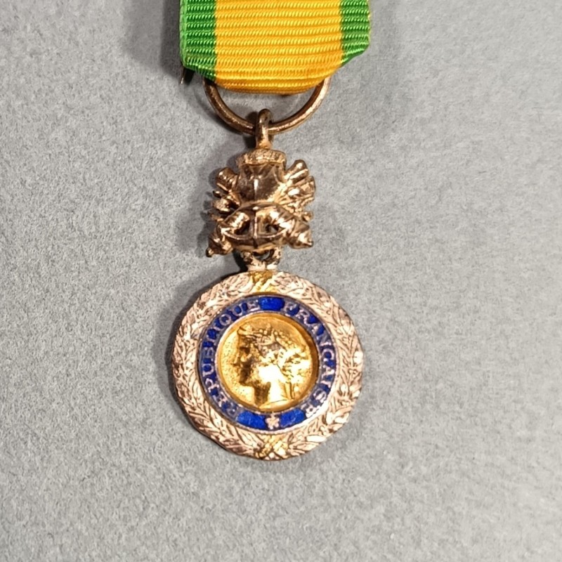 REDUCTION DE LA MEDAILLE MILITAIRE 4 ème OU 5 ème REPUBLIQUE VALEUR ET DISCIPLINE EN ARGENT POINCONNEE