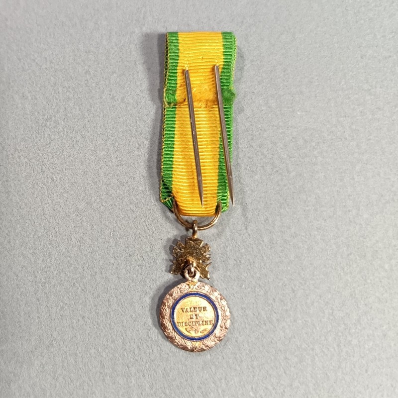 REDUCTION DE LA MEDAILLE MILITAIRE 4 ème OU 5 ème REPUBLIQUE VALEUR ET DISCIPLINE EN ARGENT POINCONNEE