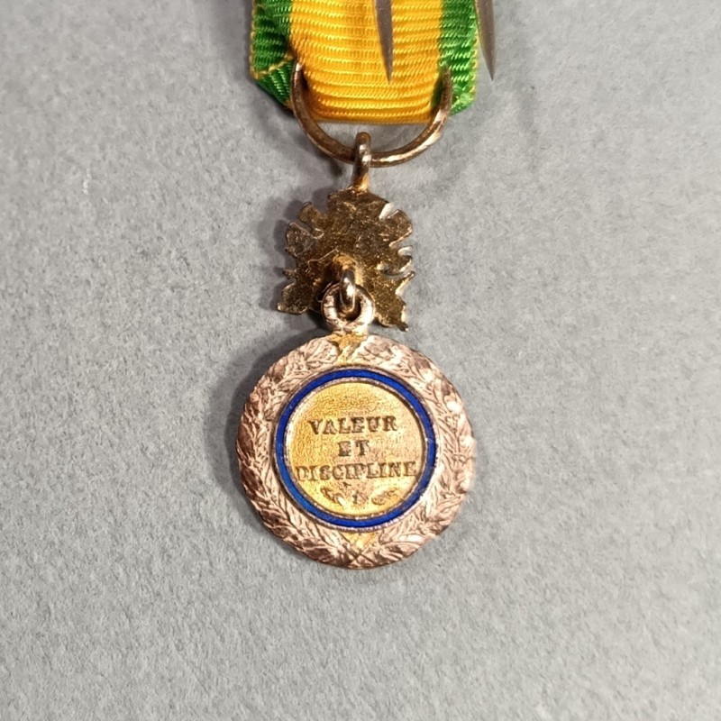 REDUCTION DE LA MEDAILLE MILITAIRE 4 ème OU 5 ème REPUBLIQUE VALEUR ET DISCIPLINE EN ARGENT POINCONNEE