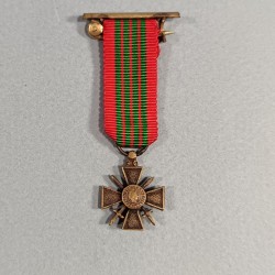 REDUCTION DE LA MEDAILLE OU LA CROIX DE LA SECONDE GUERRE DATEE 1939 1940
