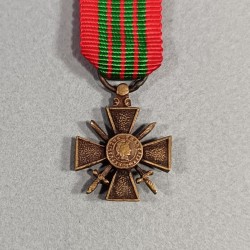 FRANCE REDUCTION DE LA MEDAILLE OU LA CROIX DE LA SECONDE GUERRE DATEE 1939 1940