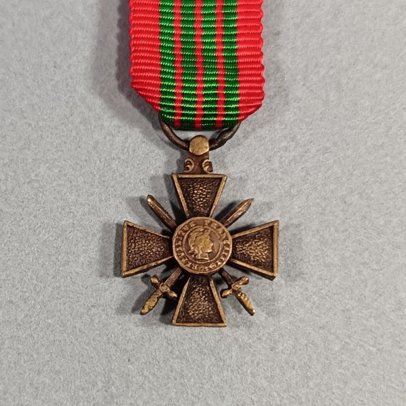 REDUCTION DE LA MEDAILLE OU LA CROIX DE LA SECONDE GUERRE DATEE 1939 1940