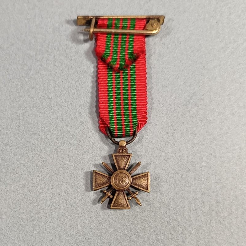 REDUCTION DE LA MEDAILLE OU LA CROIX DE LA SECONDE GUERRE DATEE 1939 1940