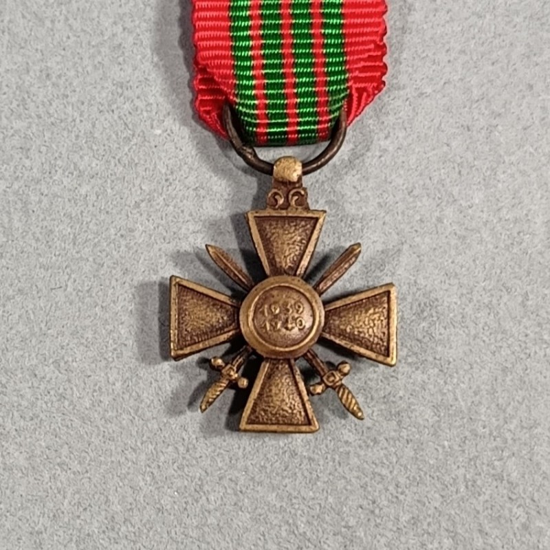 REDUCTION DE LA MEDAILLE OU LA CROIX DE LA SECONDE GUERRE DATEE 1939 1940