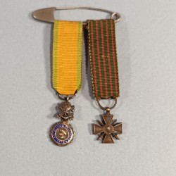 2 REDUCTIONS DES MEDAILLES DE LA MEDAILLE MILITAIRE ET DE LA CROIX DE GUERRE 1914 1918
