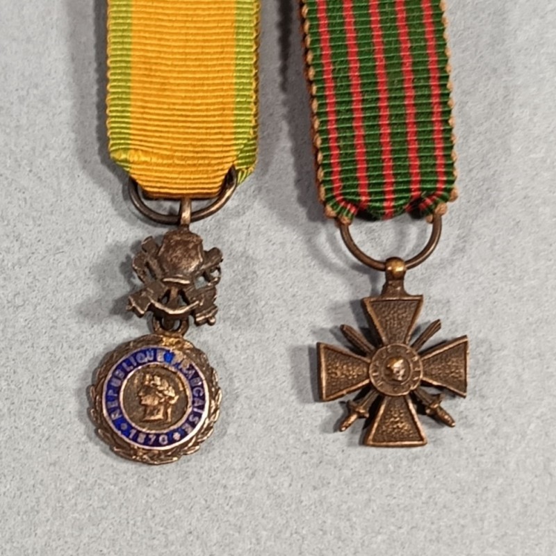 2 REDUCTIONS DES MEDAILLES DE LA MEDAILLE MILITAIRE ET DE LA CROIX DE GUERRE 1914 1918