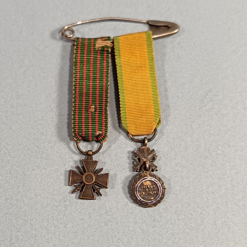 2 REDUCTIONS DES MEDAILLES DE LA MEDAILLE MILITAIRE ET DE LA CROIX DE GUERRE 1914 1918
