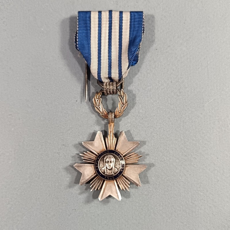 FRANCE MEDAILLE DE CHEVALIER DE L'ORDRE DU MERITE ARTISANAL INSTITUE DE 1948 A 1956 EN ARGENT