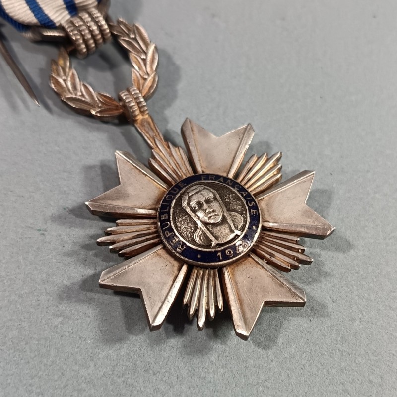 FRANCE MEDAILLE DE CHEVALIER DE L'ORDRE DU MERITE ARTISANAL INSTITUE DE 1948 A 1956 EN ARGENT