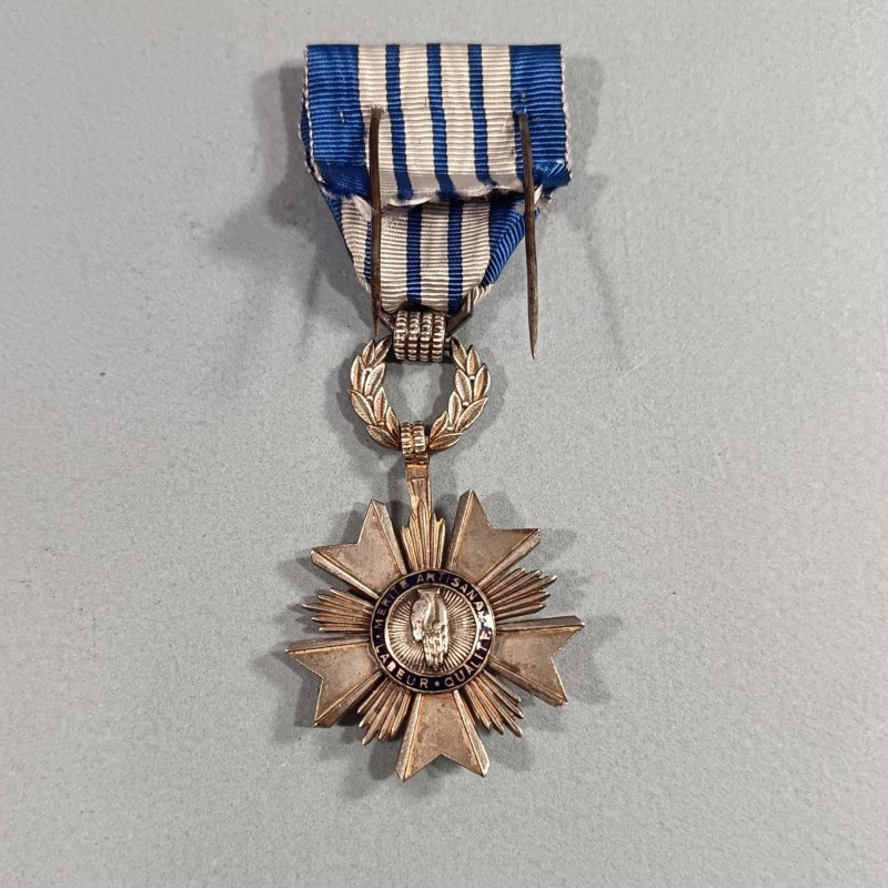 FRANCE MEDAILLE DE CHEVALIER DE L'ORDRE DU MERITE ARTISANAL INSTITUE DE 1948 A 1956 EN ARGENT