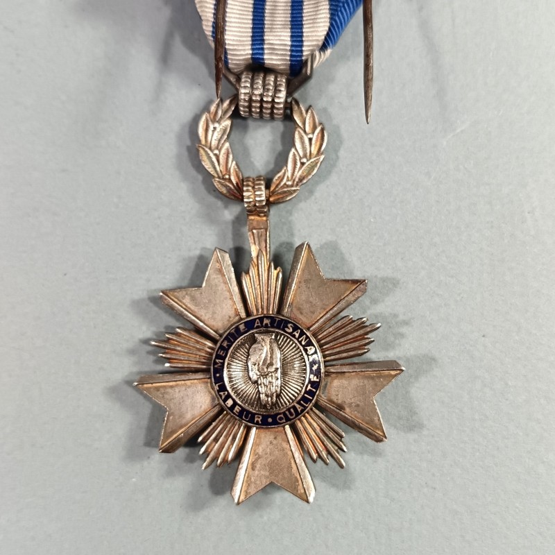 FRANCE MEDAILLE DE CHEVALIER DE L'ORDRE DU MERITE ARTISANAL INSTITUE DE 1948 A 1956 EN ARGENT