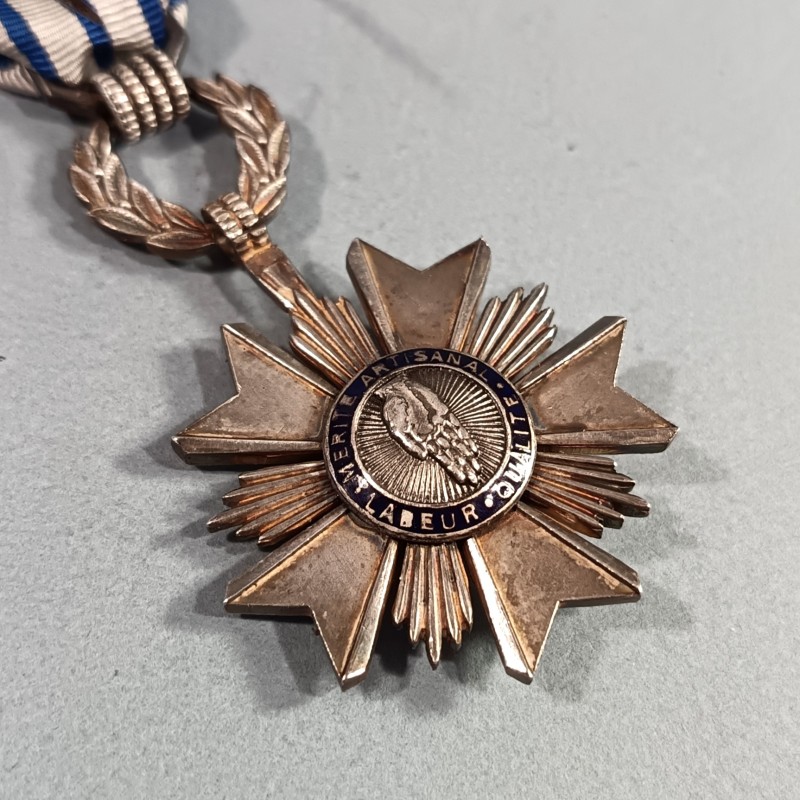 FRANCE MEDAILLE DE CHEVALIER DE L'ORDRE DU MERITE ARTISANAL INSTITUE DE 1948 A 1956 EN ARGENT