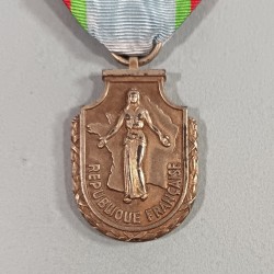 FRANCE MEDAILLE DE CHEVALIER DE L'ORDRE DU MERITE TOURISTIQUE INSTITUE DE 1949 A 1952