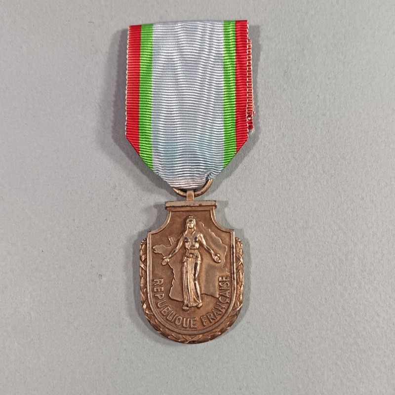FRANCE MEDAILLE DE CHEVALIER DE L'ORDRE DU MERITE TOURISTIQUE INSTITUE DE 1949 A 1952