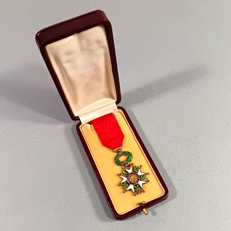 FRANCE MEDAILLE DEMI-TAILLE DE CHEVALIER DE L'ORDRE DE LA LEGION D'HONNEUR 3 ème REPUBLIQUE EN BOITE MODELE LUXE A FILETS