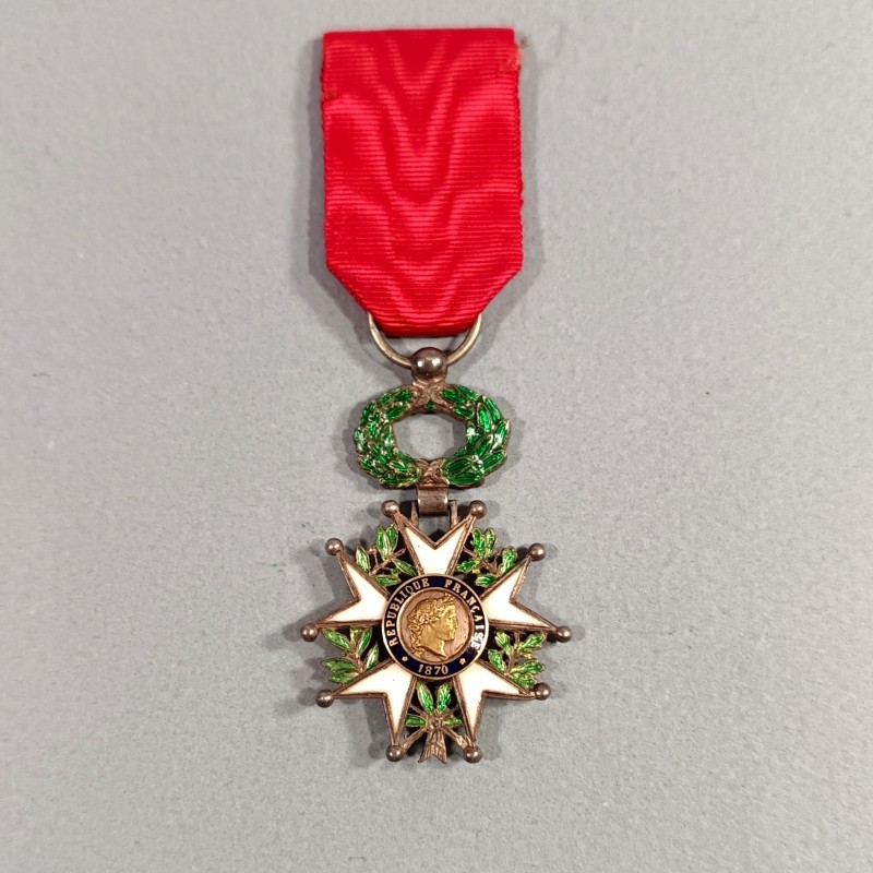 FRANCE MEDAILLE DEMI-TAILLE DE CHEVALIER DE L'ORDRE DE LA LEGION D'HONNEUR 3 ème REPUBLIQUE EN BOITE MODELE LUXE A FILETS