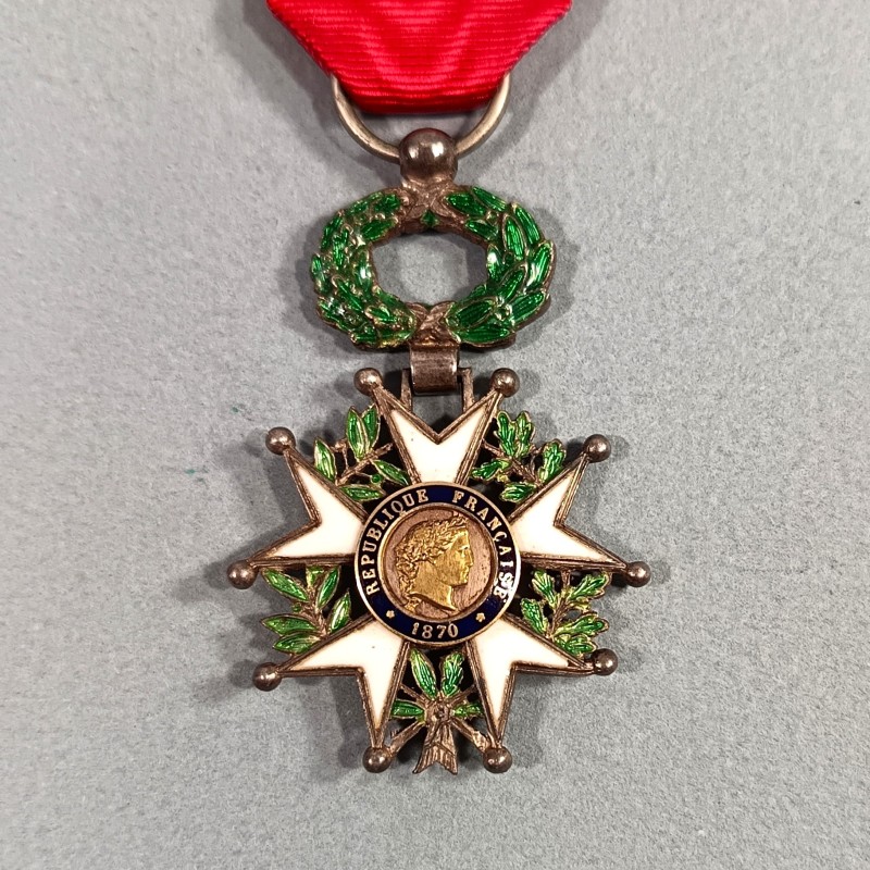 FRANCE MEDAILLE DEMI-TAILLE DE CHEVALIER DE L'ORDRE DE LA LEGION D'HONNEUR 3 ème REPUBLIQUE EN BOITE MODELE LUXE A FILETS